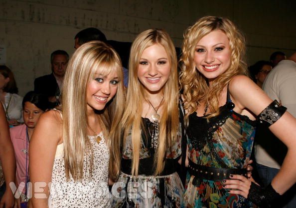 Miley claims she is very close with.. Daily life - About me & friends - Smiley Miley Cyrus-Desti...